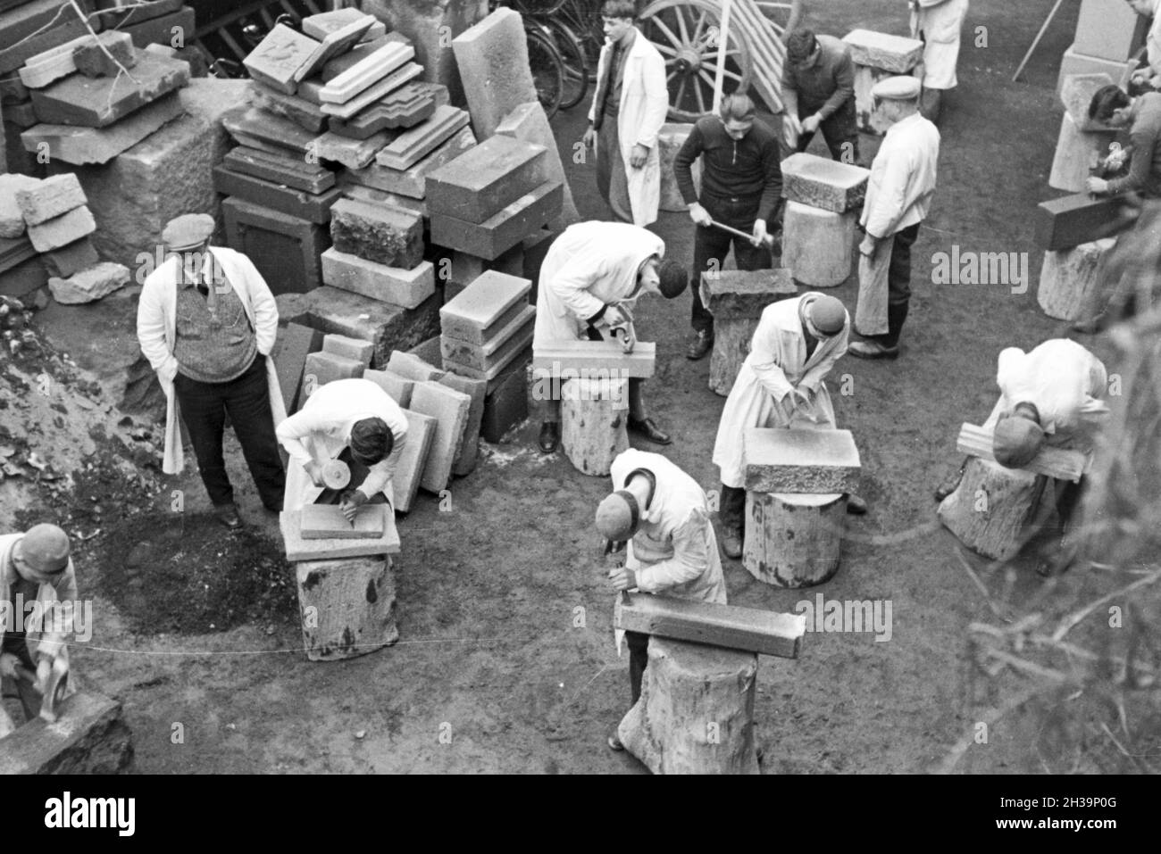 Auszubildende einer Steinmetzschule bei einer Übung, Deutsches Reich 1937. I partecipanti di un cesellatore scuola ad un tutorial, Germania 1937. Foto Stock