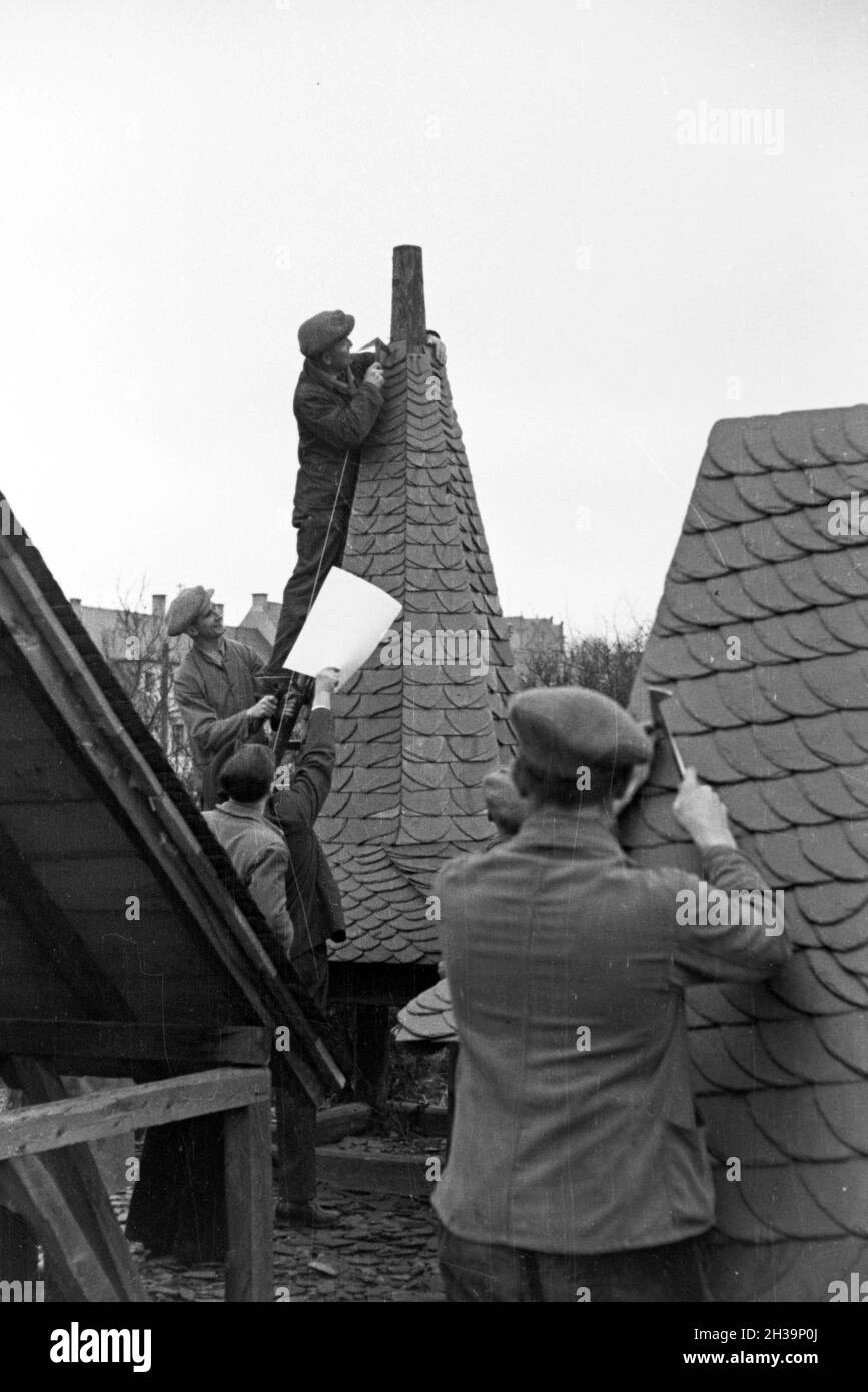 Auszubildende einer Dachdeckerschule bei einer Übung, Deutsches Reich 1937. I partecipanti di un copritetti scuola ad un tutorial, Germania 1937. Foto Stock