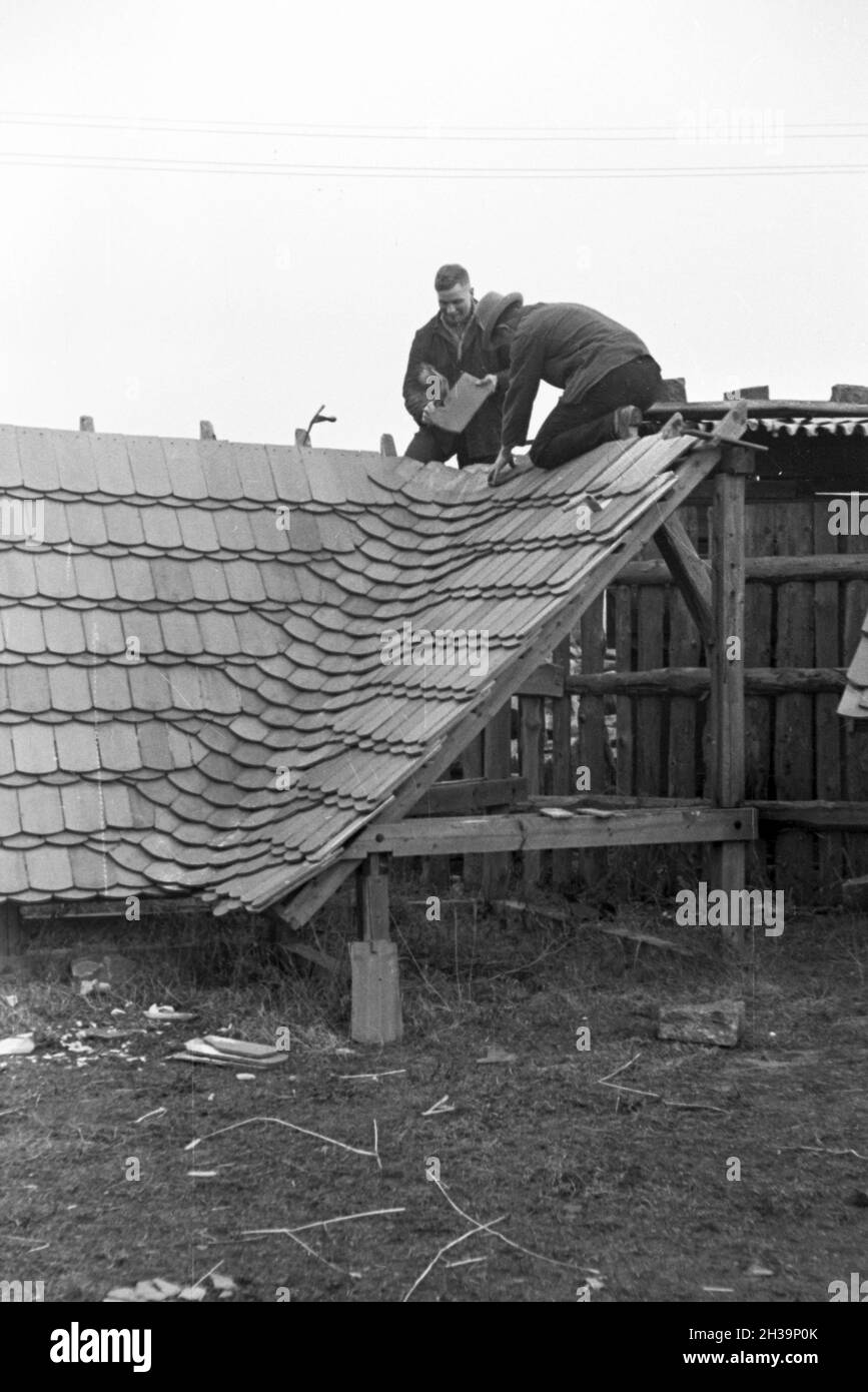 Auszubildende einer Dachdeckerschule bei einer Übung, Deutsches Reich 1937. I partecipanti di un copritetti scuola ad un tutorial, Germania 1937. Foto Stock