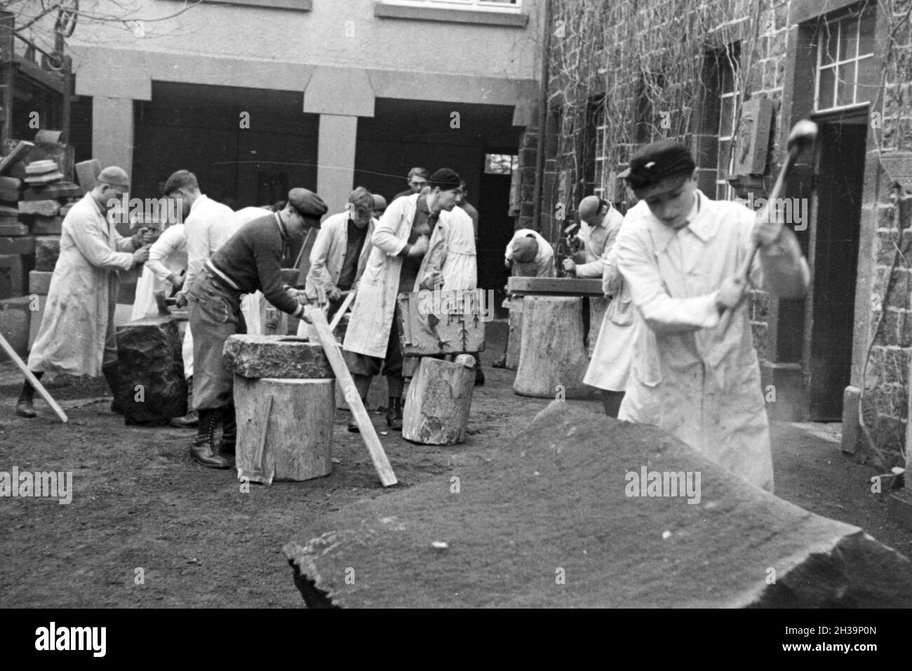 Auszubildende einer Steinmetzschule bei einer Übung, Deutsches Reich 1937. I partecipanti di un cesellatore scuola ad un tutorial, Germania 1937. Foto Stock