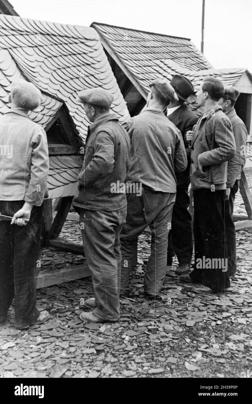 Auszubildende einer Dachdeckerschule bei einer Übung, Deutsches Reich 1937. I partecipanti di un copritetti scuola ad un tutorial, Germania 1937. Foto Stock
