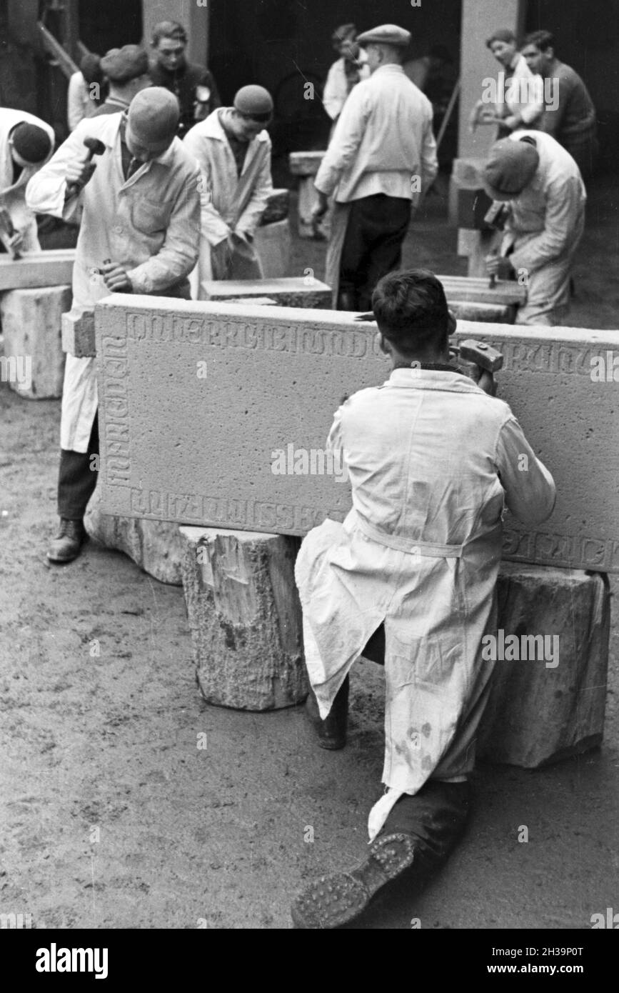 Auszubildende einer Steinmetzschule bei einer Übung, Deutsches Reich 1937. I partecipanti di un cesellatore scuola ad un tutorial, Germania 1937. Foto Stock