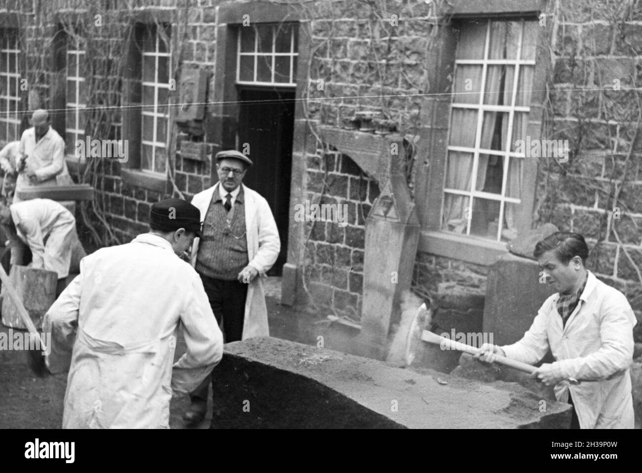 Auszubildende einer Steinmetzschule bei einer Übung, Deutsches Reich 1937. I partecipanti di un cesellatore scuola ad un tutorial, Germania 1937. Foto Stock