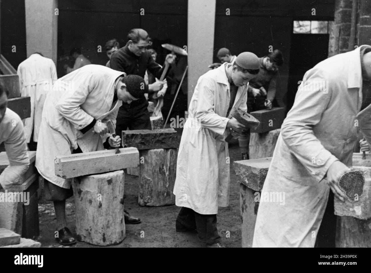 Auszubildende einer Steinmetzschule bei einer Übung, Deutsches Reich 1937. I partecipanti di un cesellatore scuola ad un tutorial, Germania 1937. Foto Stock