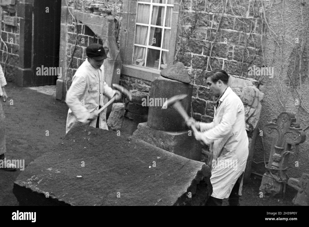 Auszubildende einer Steinmetzschule bei einer Übung, Deutsches Reich 1937. I partecipanti di un cesellatore scuola ad un tutorial, Germania 1937. Foto Stock