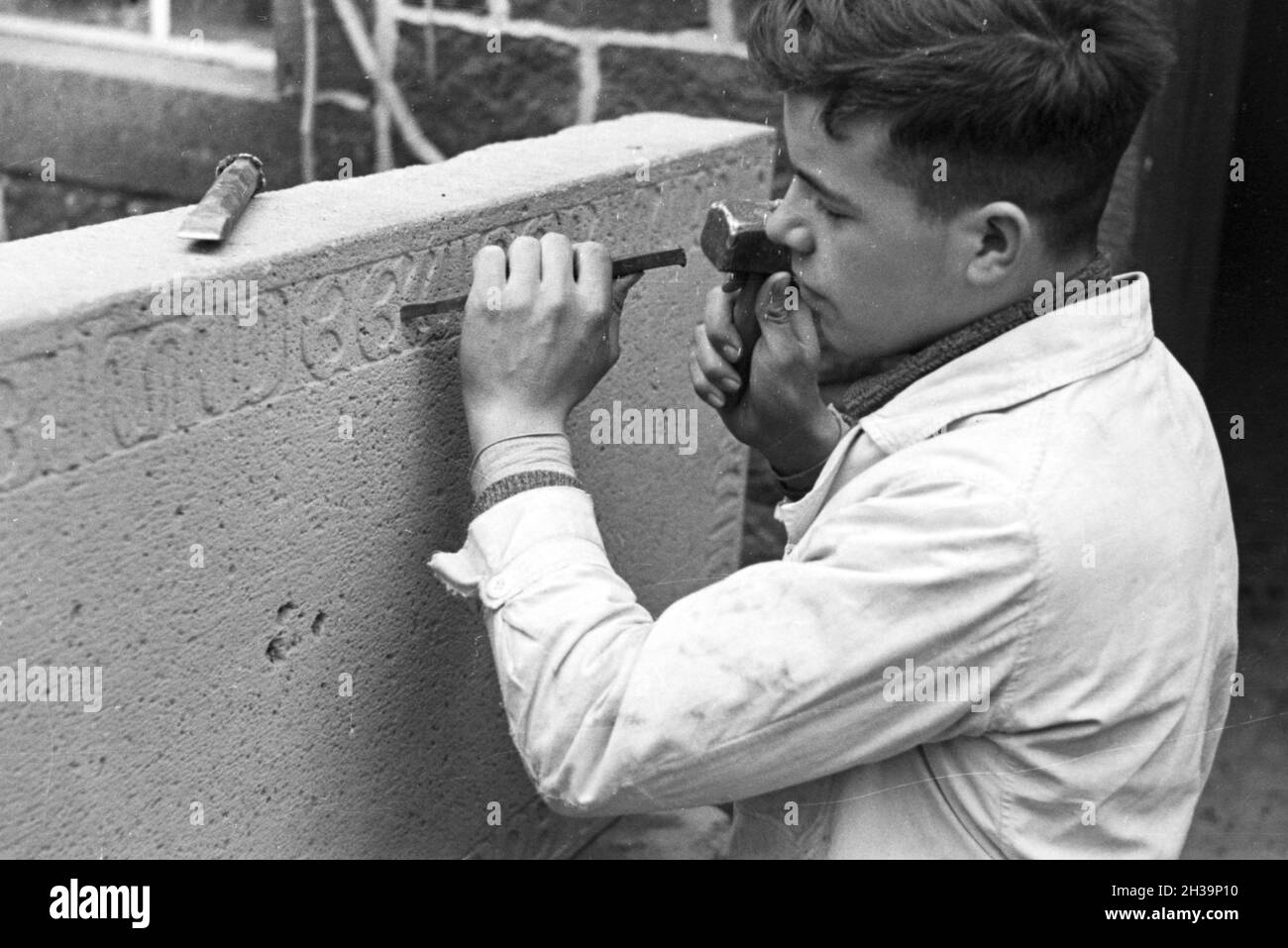 Auszubildender einer Steinmetzschule bei einer Übung, Deutsches Reich 1937. Partecipante di un cesellatore scuola ad un tutorial, Germania 1937. Foto Stock