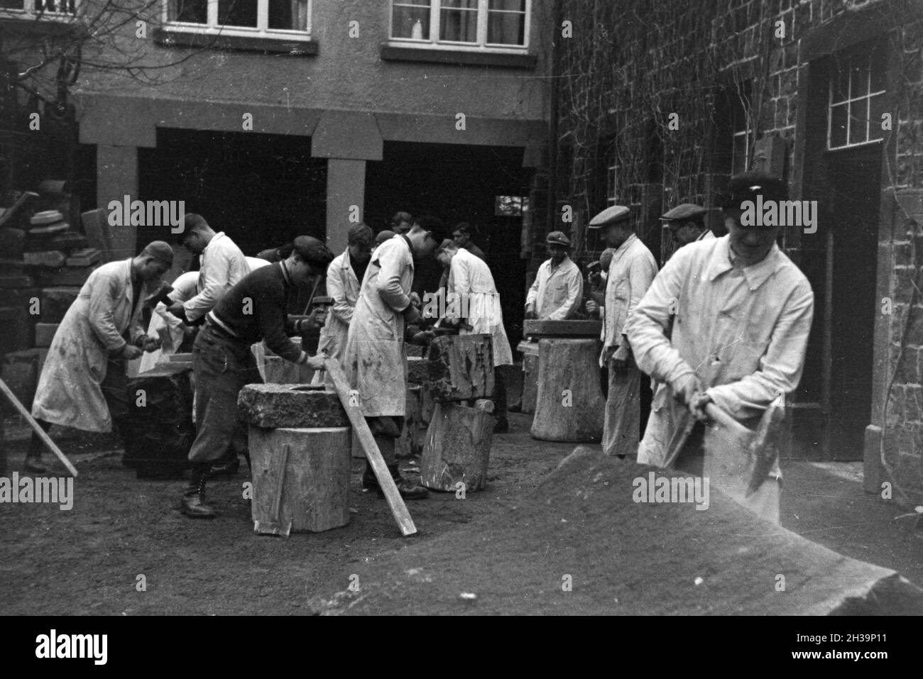 Auszubildende einer Steinmetzschule bei einer Übung, Deutsches Reich 1937. I partecipanti di un cesellatore scuola ad un tutorial, Germania 1937. Foto Stock