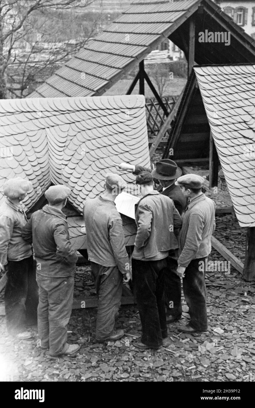 Auszubildende einer Dachdeckerschule bei einer Übung, Deutsches Reich 1937. I partecipanti di un copritetti scuola ad un tutorial, Germania 1937. Foto Stock