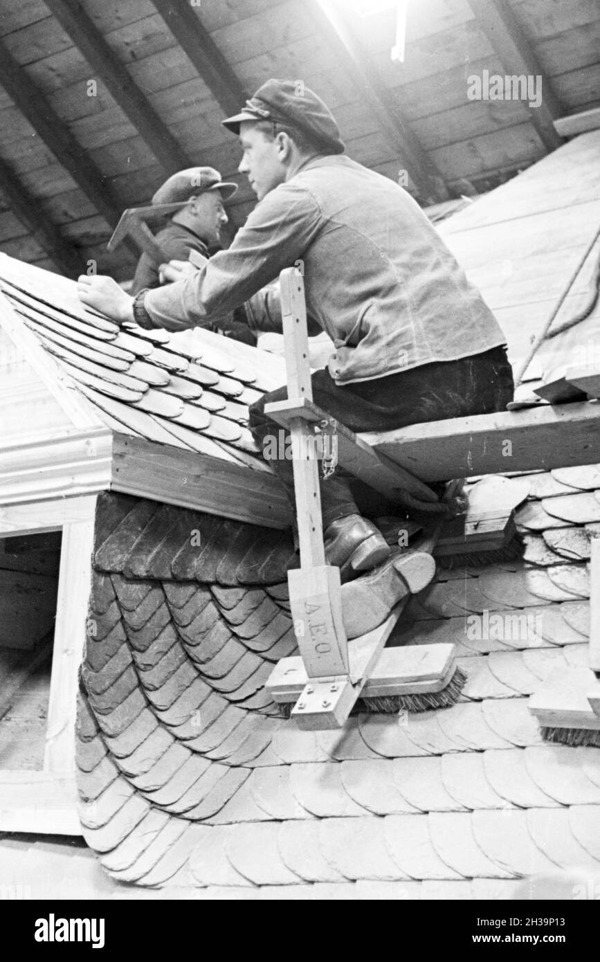 Auszubildende einer Dachdeckerschule bei einer Übung, Deutsches Reich 1937. I partecipanti di un copritetti scuola ad un tutorial, Germania 1937. Foto Stock