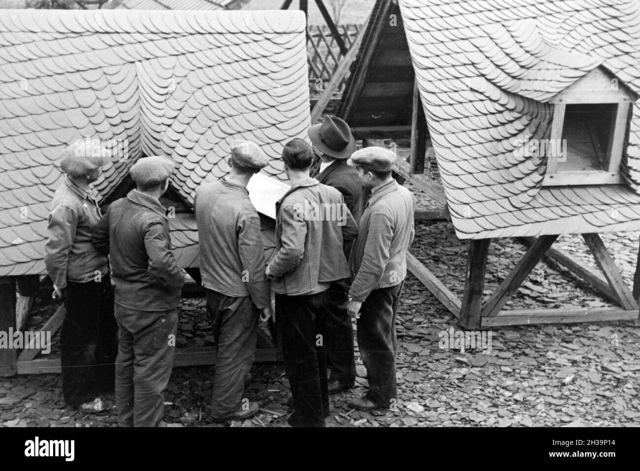 Auszubildende einer Dachdeckerschule bei einer Übung, Deutsches Reich 1937. I partecipanti di un copritetti scuola ad un tutorial, Germania 1937. Foto Stock