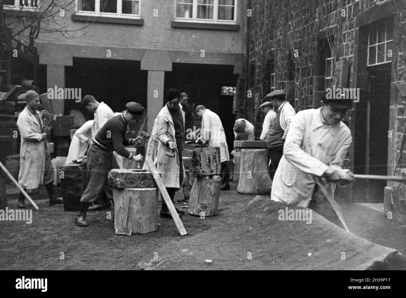 Auszubildende einer Steinmetzschule bei einer Übung, Deutsches Reich 1937. I partecipanti di un cesellatore scuola ad un tutorial, Germania 1937. Foto Stock