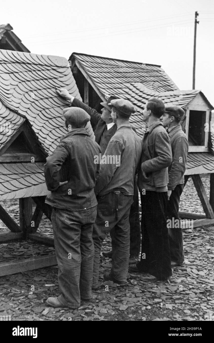 Auszubildende einer Dachdeckerschule bei einer Übung, Deutsches Reich 1937. I partecipanti di un copritetti scuola ad un tutorial, Germania 1937. Foto Stock