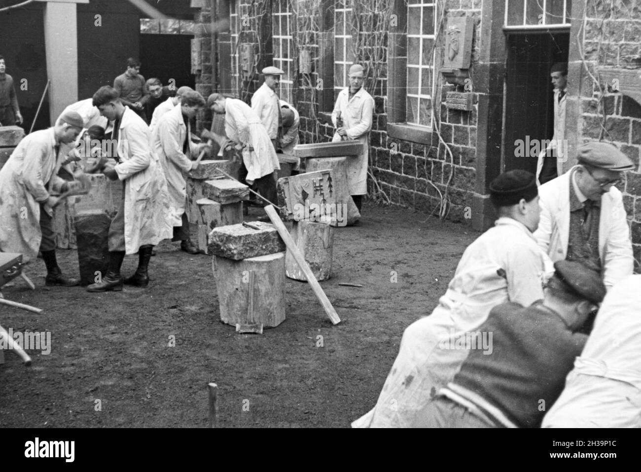 Auszubildende einer Steinmetzschule bei einer Übung, Deutsches Reich 1937. I partecipanti di un cesellatore scuola ad un tutorial, Germania 1937. Foto Stock