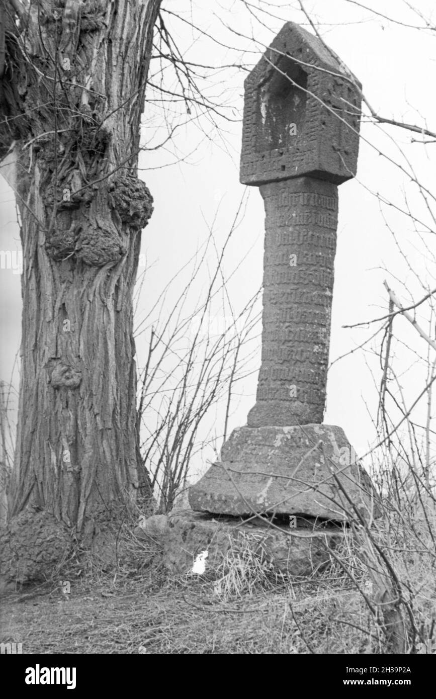 Flurkreuz der Steinmetzschule a Mayen, Deutsches Reich 1937. Croce lungo il tragitto dalla scuola cesellatore a Mayen Germania 1937. Foto Stock