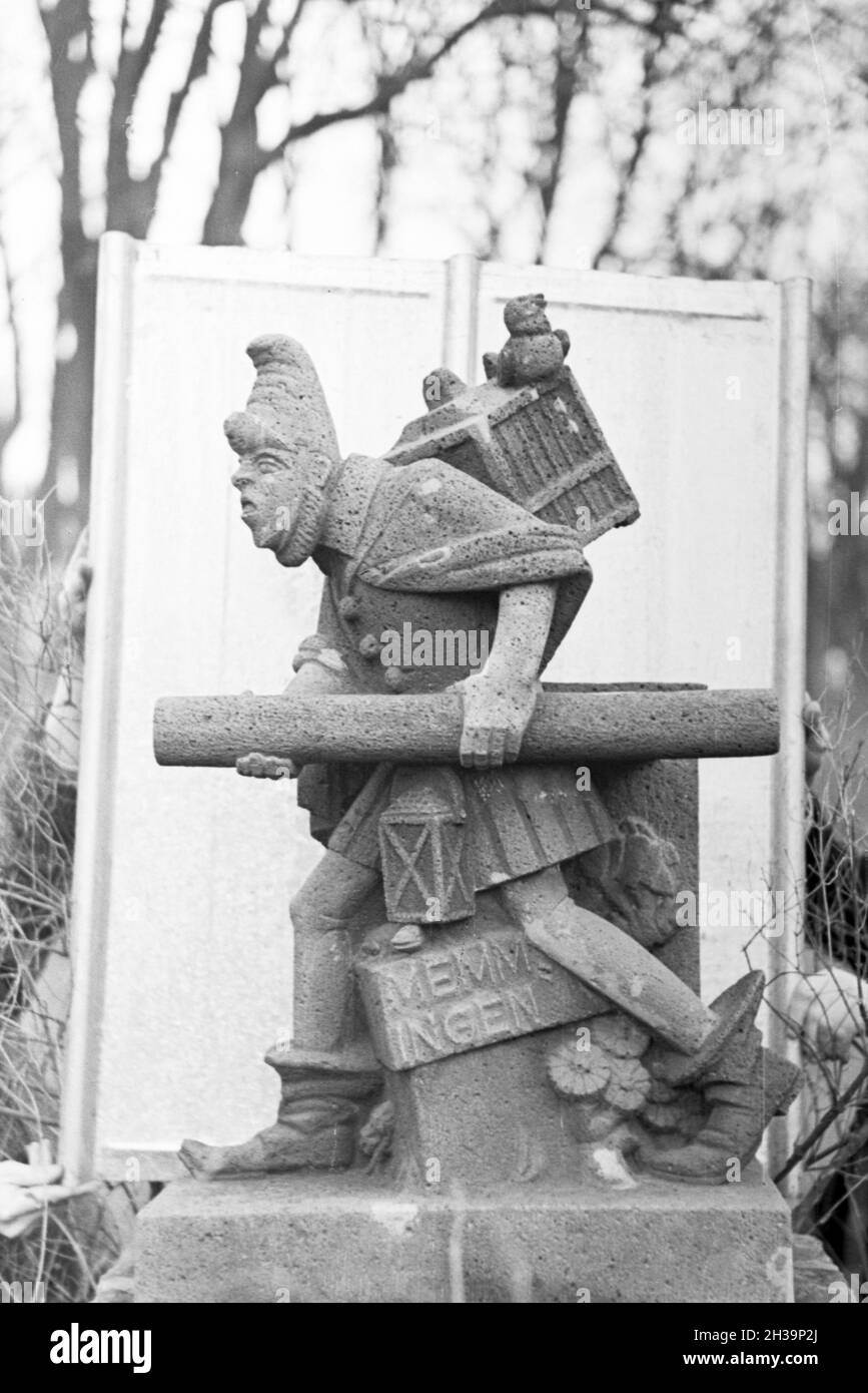Skulptur einer Steinmetzschule a Mayen, Deutsches Reich 1937. La scultura di un cesellatore school di Mayen Germania 1937. Foto Stock