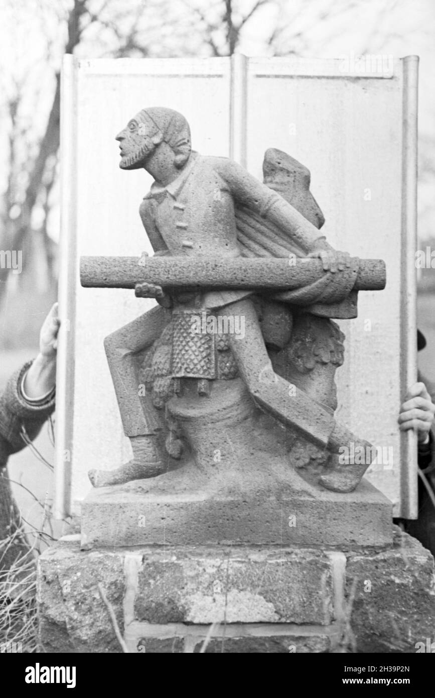 Skulptur einer Steinmetzschule a Mayen, Deutsches Reich 1937. La scultura di un cesellatore school di Mayen Germania 1937. Foto Stock