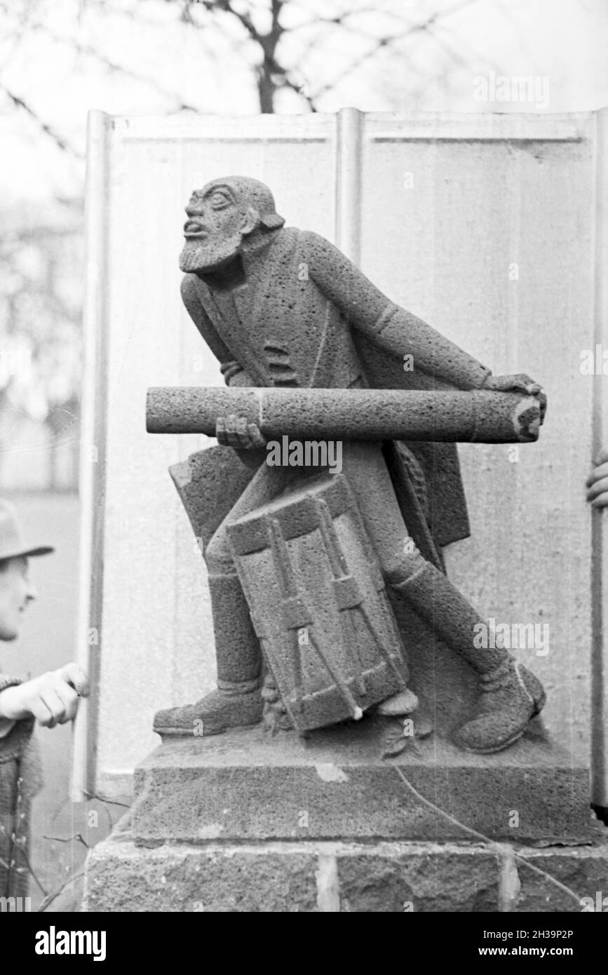 Skulptur einer Steinmetzschule a Mayen, Deutsches Reich 1937. La scultura di un cesellatore school di Mayen Germania 1937. Foto Stock