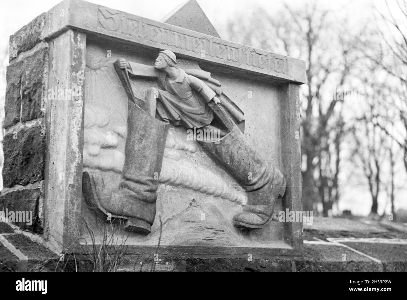 Sollievo einer Steinmetzschule a Mayen, Deutsches Reich 1937. Rilievo di un cesellatore school di Mayen Germania 1937. Foto Stock