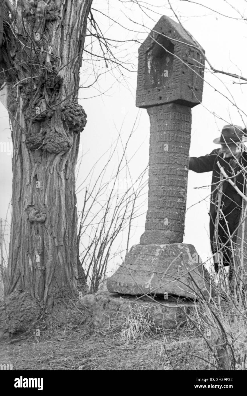 Flurkreuz der Steinmetzschule a Mayen, Deutsches Reich 1937. Croce lungo il tragitto dalla scuola cesellatore a Mayen Germania 1937. Foto Stock