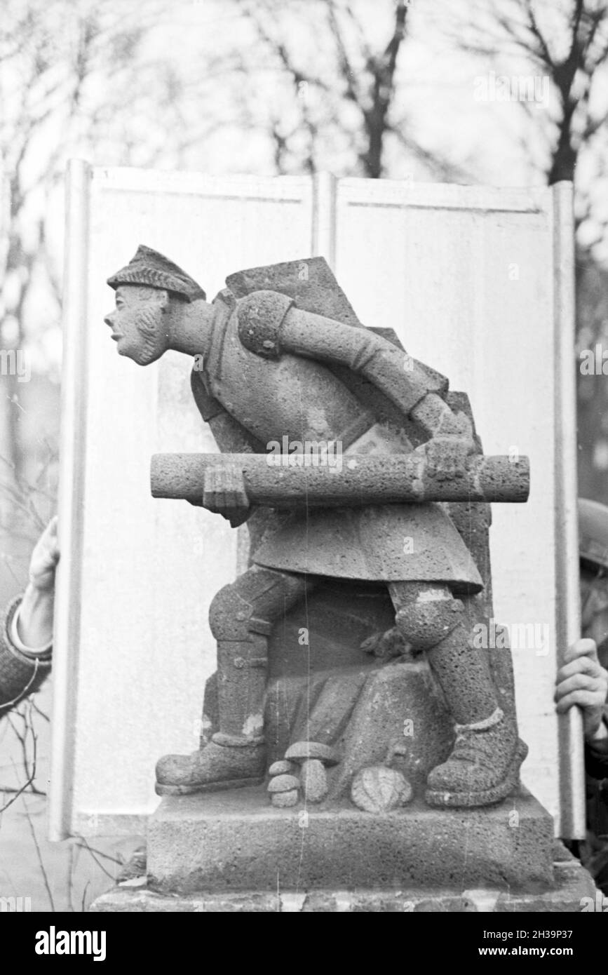 Skulptur einer Steinmetzschule a Mayen, Deutsches Reich 1937. La scultura di un cesellatore school di Mayen Germania 1937. Foto Stock