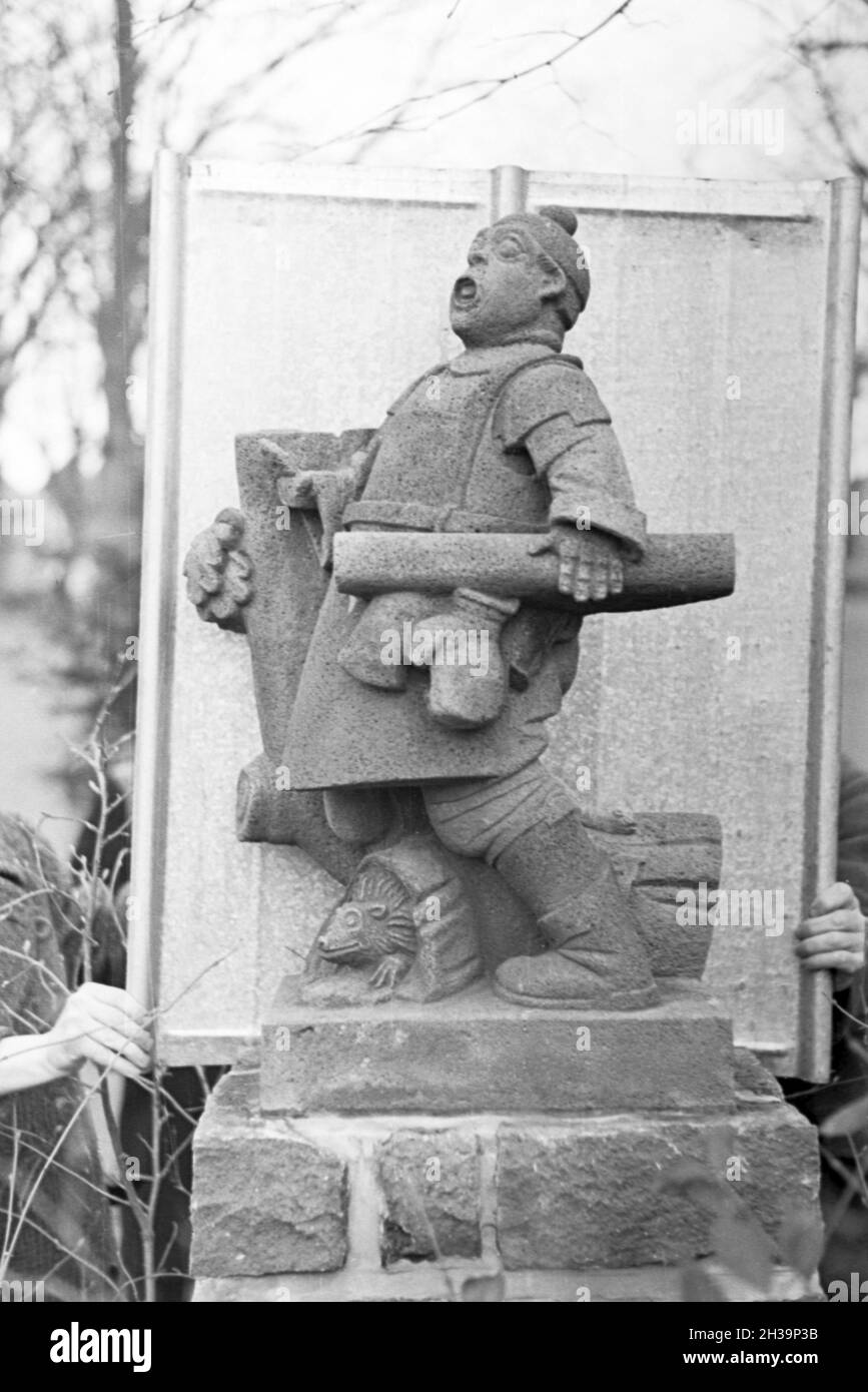 Skulptur einer Steinmetzschule a Mayen, Deutsches Reich 1937. La scultura di un cesellatore school di Mayen Germania 1937. Foto Stock