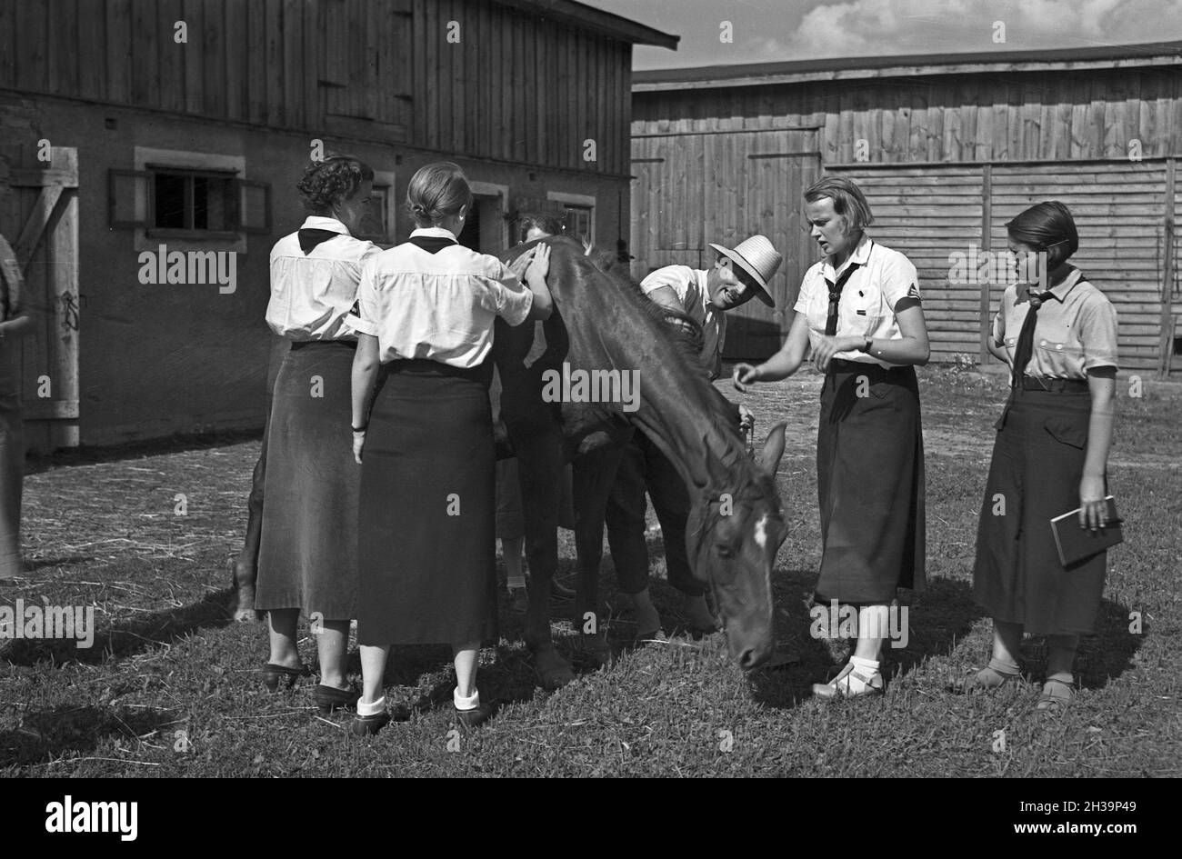 Mitglieder der NS-Frauenschaft zu Gast auf einem Bauernhof, Deutschland 1930 Jahre. Alcuni membri dell'organizzazione femminile nazista che visitano una fattoria, la Germania anni trenta. Foto Stock