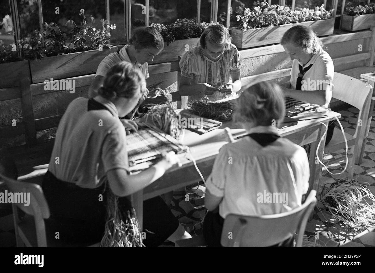 Mitglieder der NS-Frauenschaft zu Gast auf einem Bauernhof, Deutschland 1930 Jahre. Alcuni membri dell'organizzazione femminile nazista che visitano una fattoria, la Germania anni trenta. Foto Stock