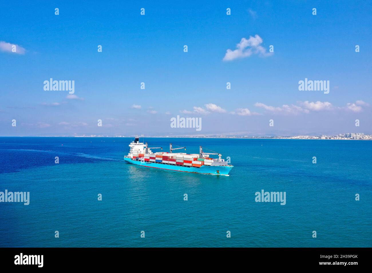 Nave container in mare che si avvicina a un porto commerciale. Foto Stock