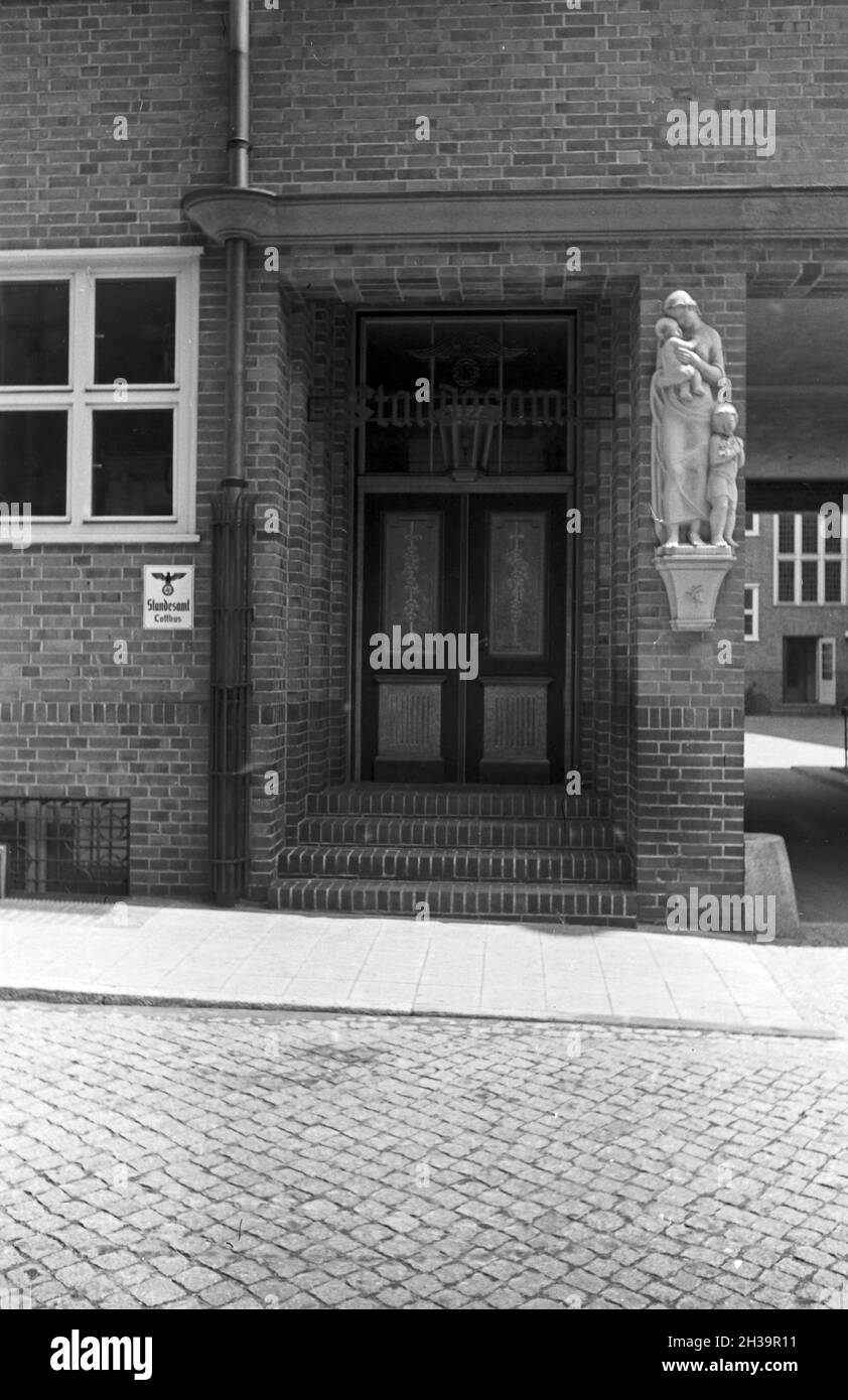 Spaziergang urch Cottbus, hier das Standesamt, Deutschland 1930er Jahre. Facendo una passeggiata attraverso la città di Cottbus, qui al teatro locale, la Germania anni trenta. Foto Stock