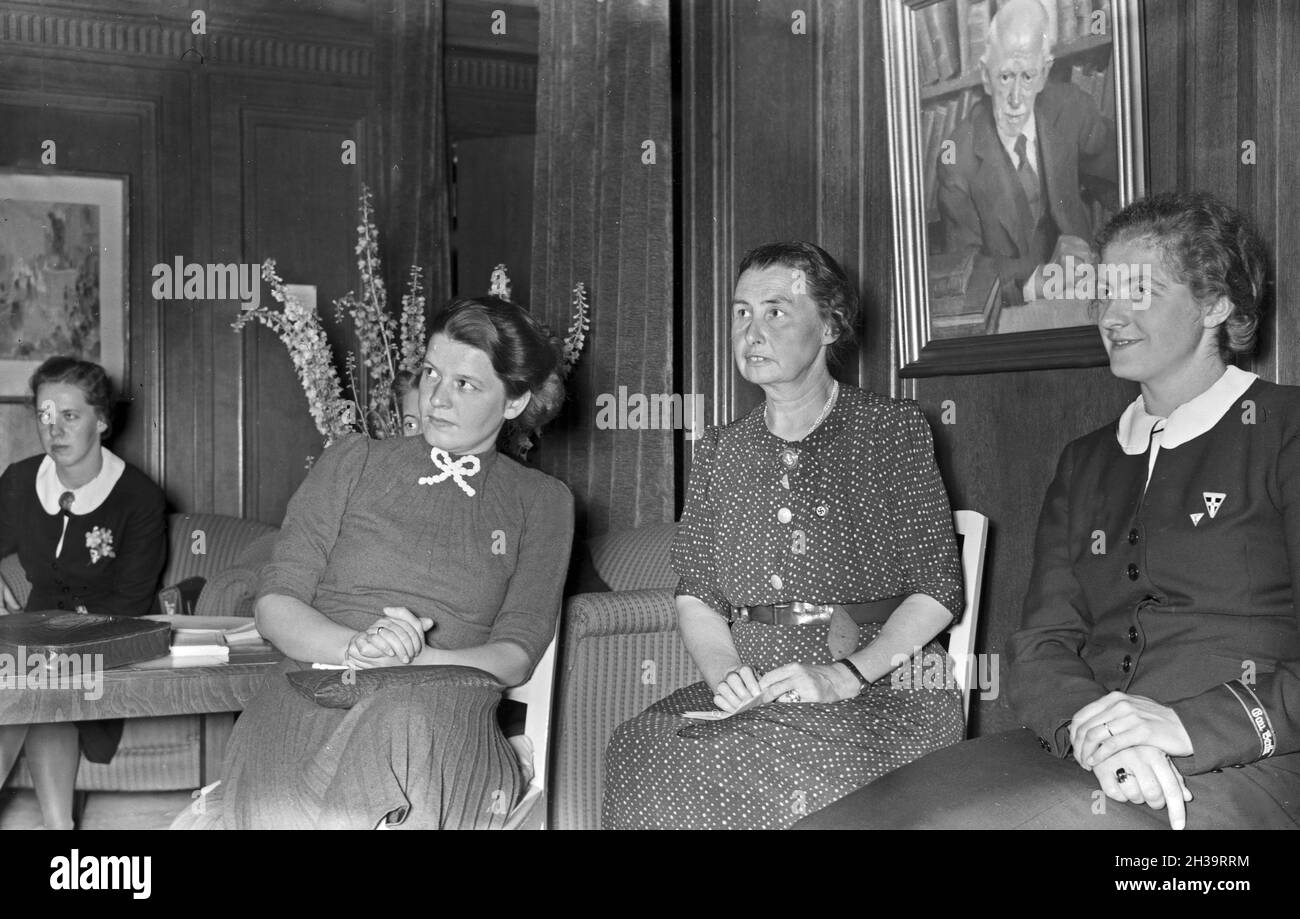 Empfang bei der Reichsfrauenführerin Gertrud Scholtz Klink, Deutschland 1940er Jahre. Un evento serale presso la casa di Reichsfrauenfuehrerin Gertrud Scholtz Klink, Germania 1940. Foto Stock
