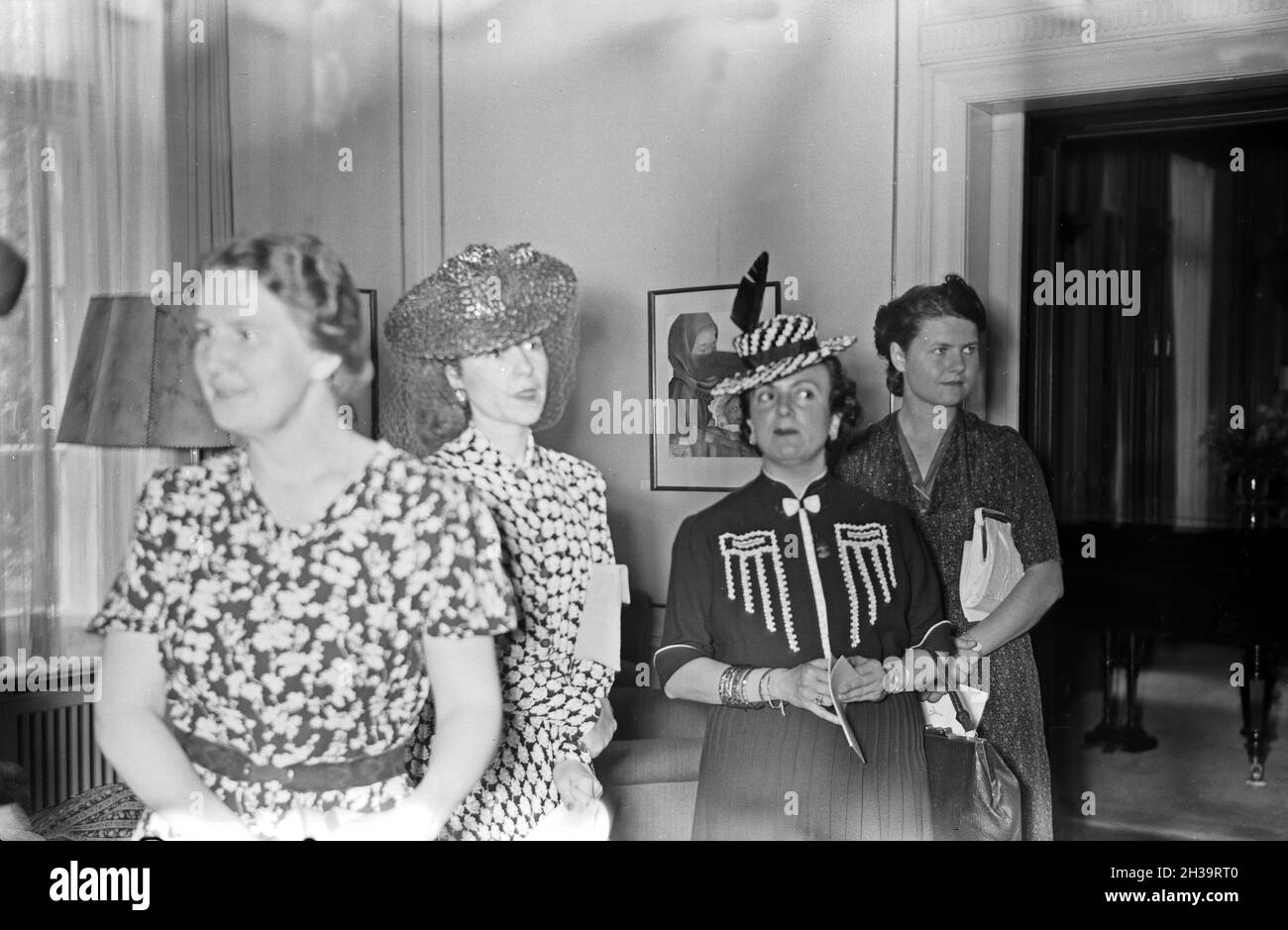 Empfang bei der Reichsfrauenführerin Gertrud Scholtz Klink, Deutschland 1940er Jahre. Un evento serale presso la casa di Reichsfrauenfuehrerin Gertrud Scholtz Klink, Germania 1940. Foto Stock