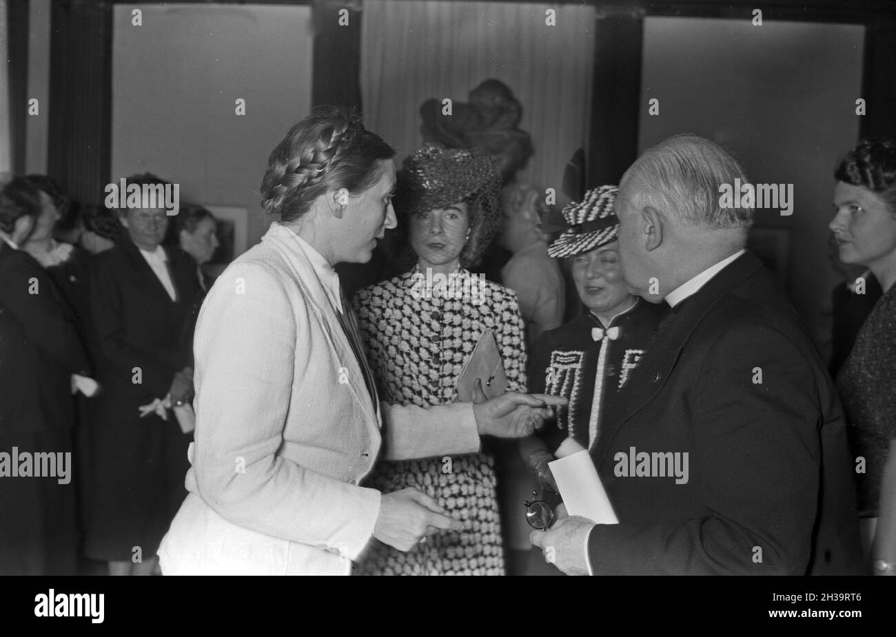 Empfang bei der Reichsfrauenführerin Gertrud Scholtz Klink (Links), Deutschland 1940er Jahre. Un evento serale presso la casa di Reichsfrauenfuehrerin Gertrud Scholtz Klink (a sinistra), Germania 1940. Foto Stock