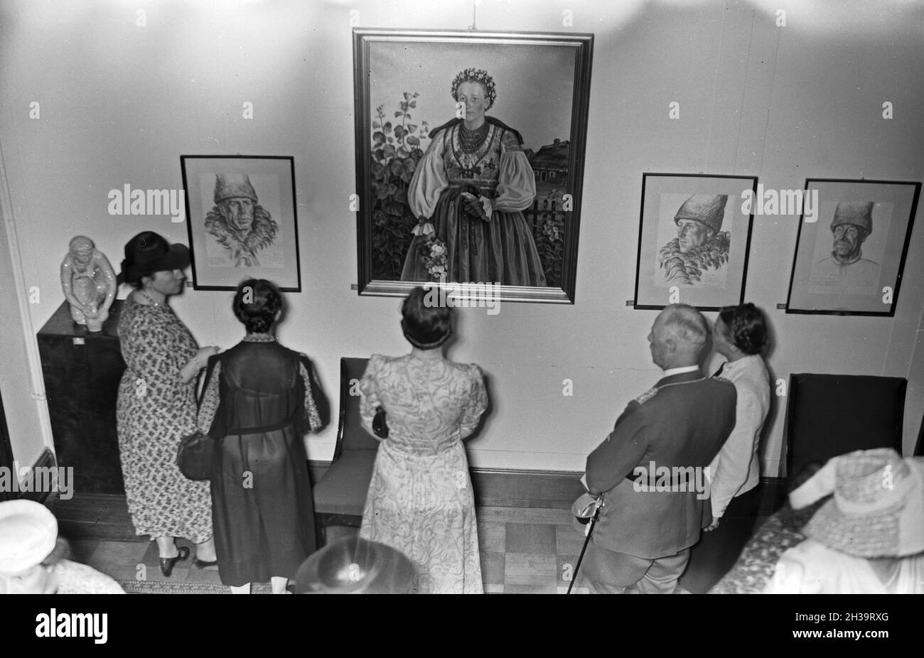 Empfang bei der Reichsfrauenführerin Gertrud Scholtz Klink (rechts), Deutschland 1940er Jahre. Un evento serale presso la casa di Reichsfrauenfuehrerin Gertrud Scholtz Klink (a destra), Germania 1940. Foto Stock