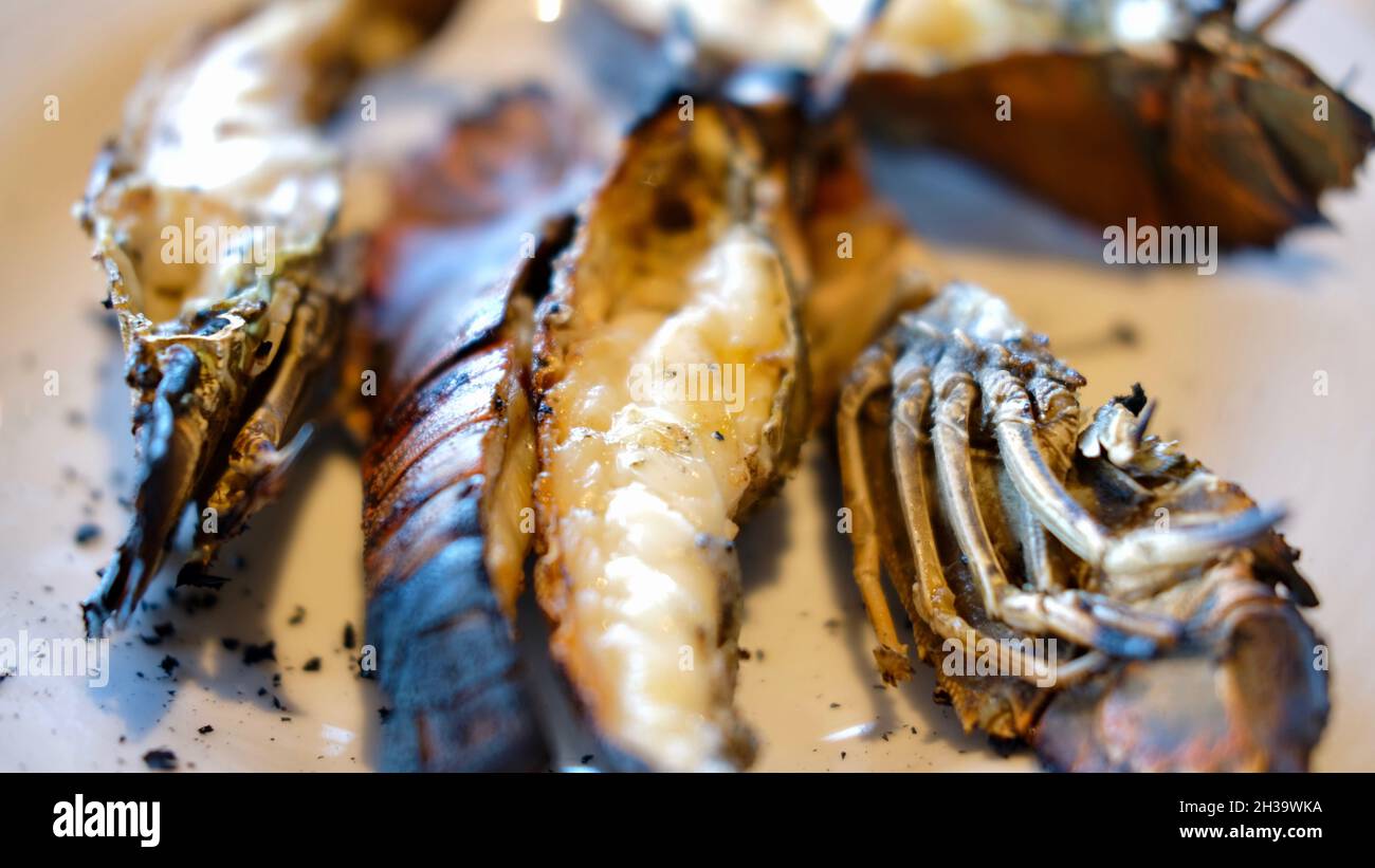 Lobster Tails Butterfly grigliato servito su un piatto Foto Stock