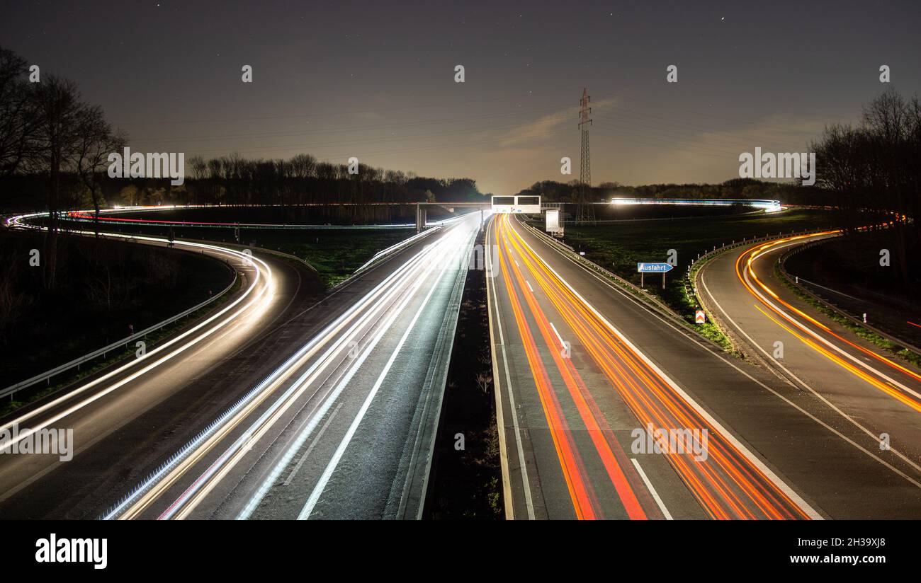 Autostrada tedesca di notte (deutsche Autobahn bei Nacht) Foto Stock