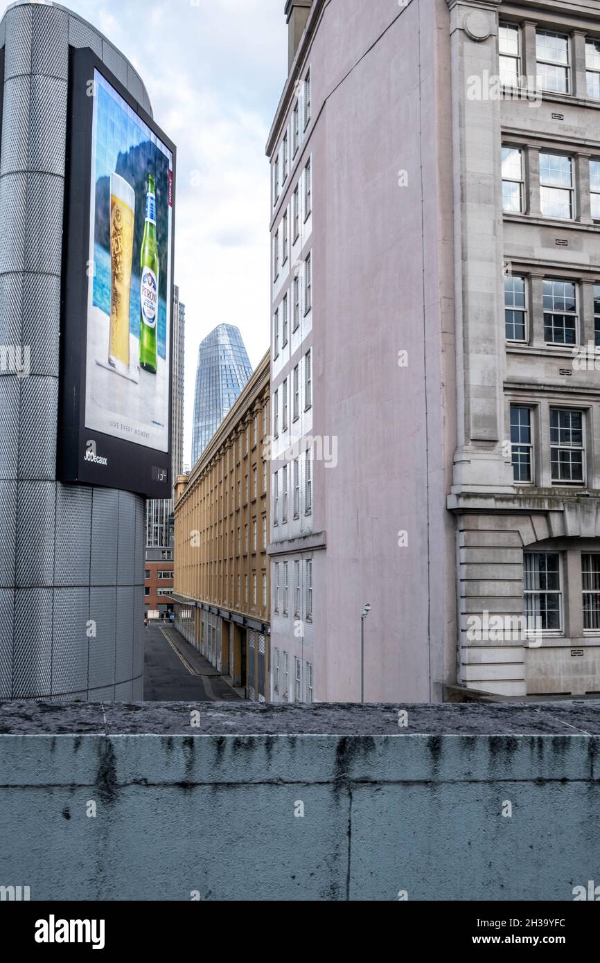 Grande tecnologia moderna Electronic Advertising Hoarding sul lato di Un edificio in South Bank Waterloo Central London senza persone Foto Stock