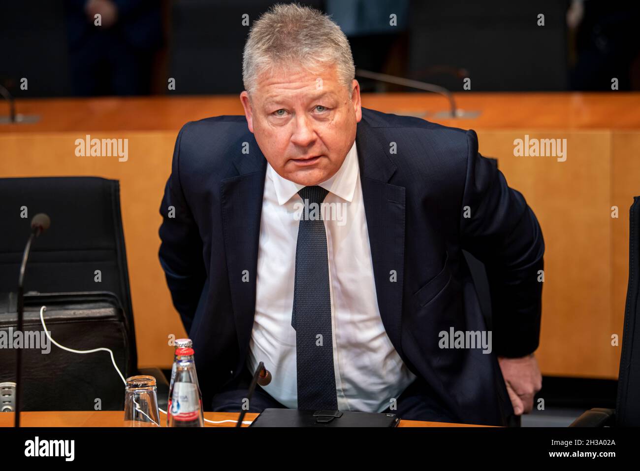 Berlino, Germania. 27 ottobre 2021. Bruno Kahl, presidente del servizio di intelligence federale (BND), viene all'udienza pubblica dei presidenti dei servizi di intelligence da parte del Comitato di controllo parlamentare. Credit: Fabian Sommer/dpa/Alamy Live News Foto Stock