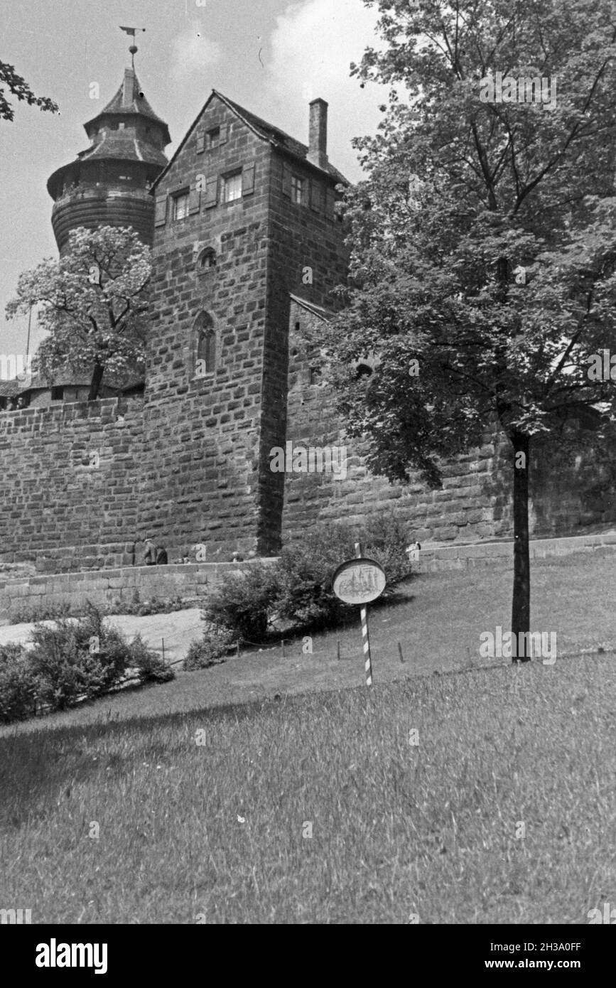 Blick auf die Burg in Nürnberg, Deutschland 1930er Jahre. Vista del castello di Norimberga, Germania 1930s. Foto Stock