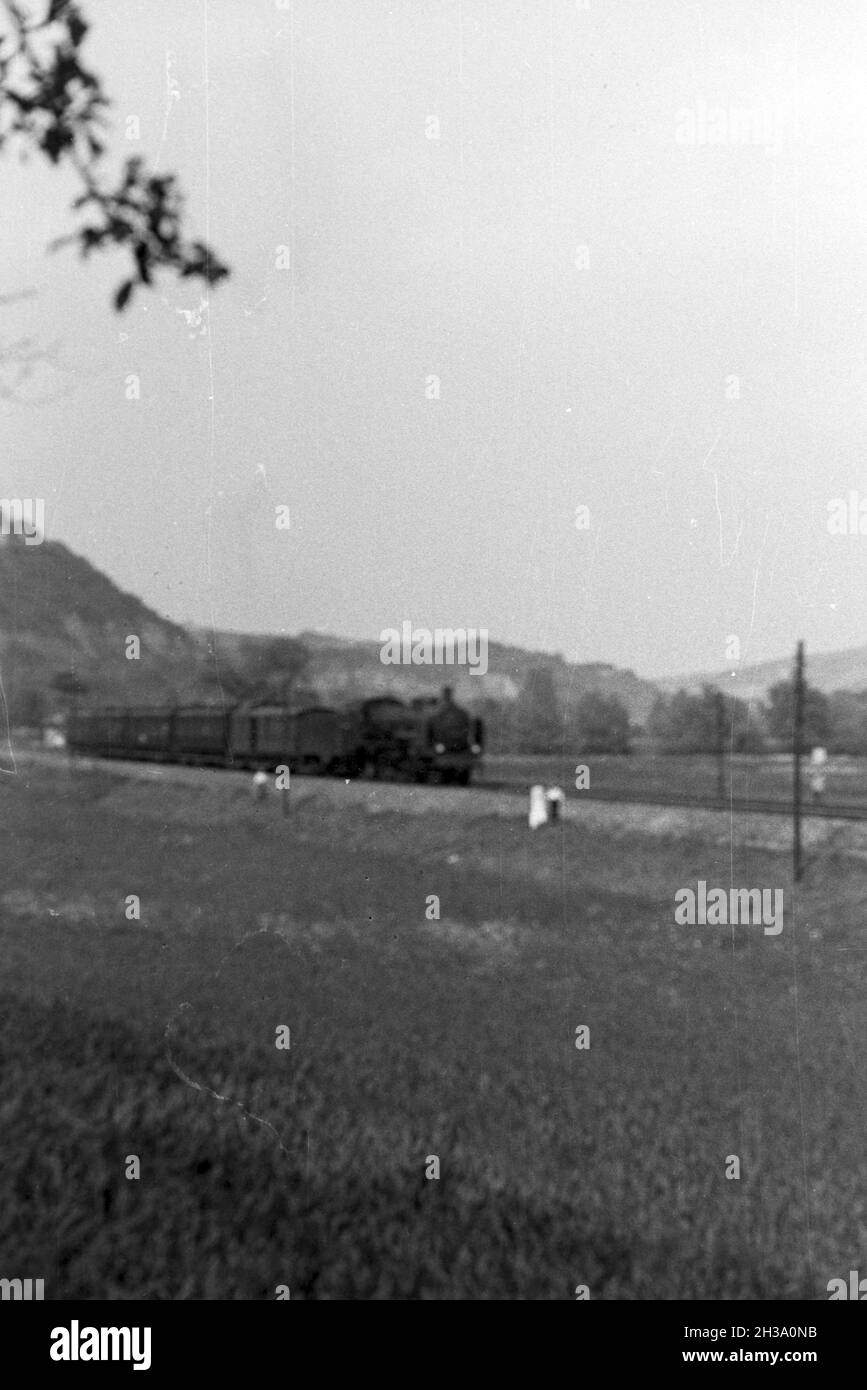 Ein Personenzug auf seinem Weg durch Bayern, Deutschland 1930er. Treni passeggeri sulla sua strada attraverso la Baviera, Germania 1930s. Foto Stock