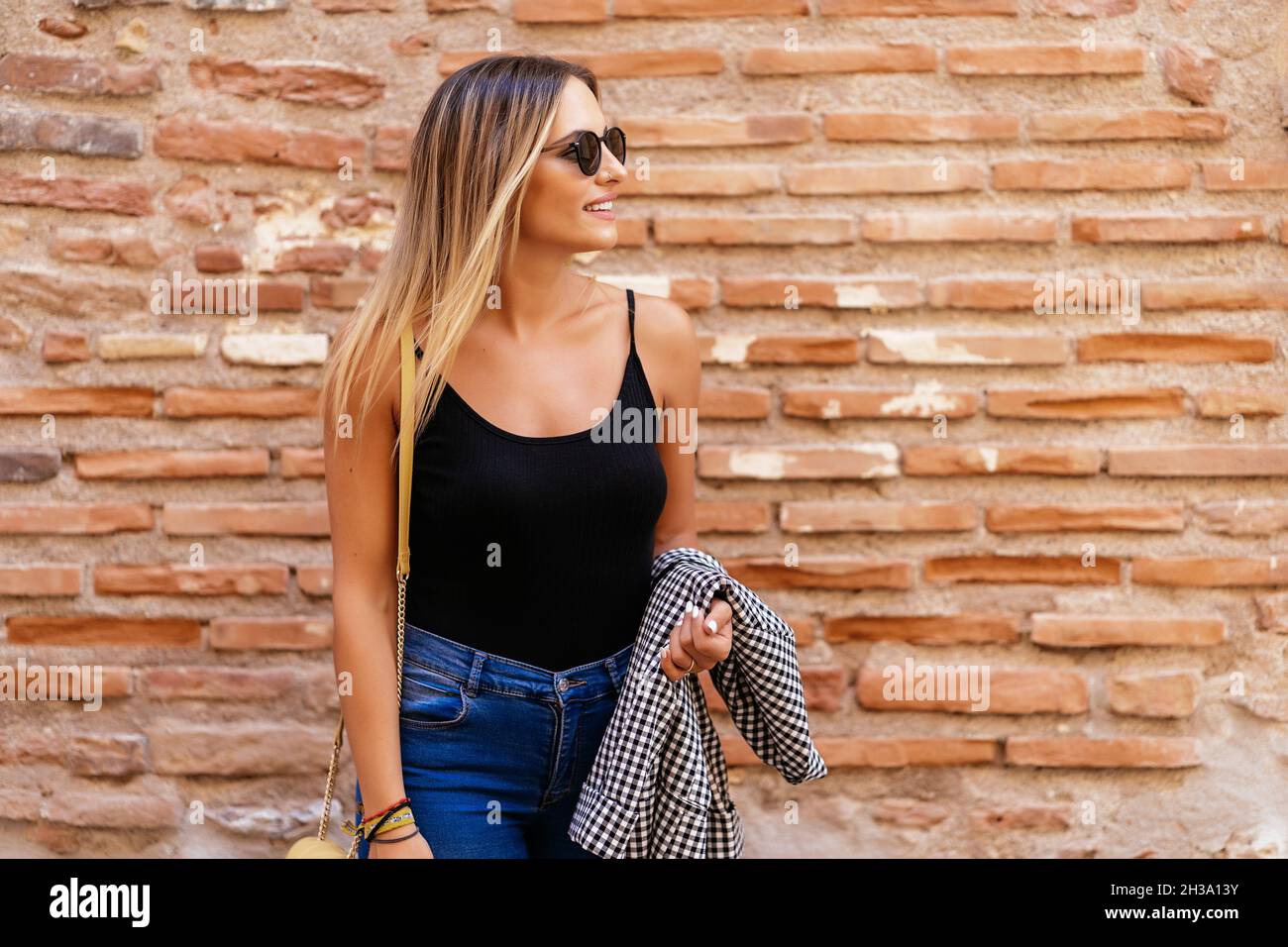 Donna elegante e felice in strada Foto Stock