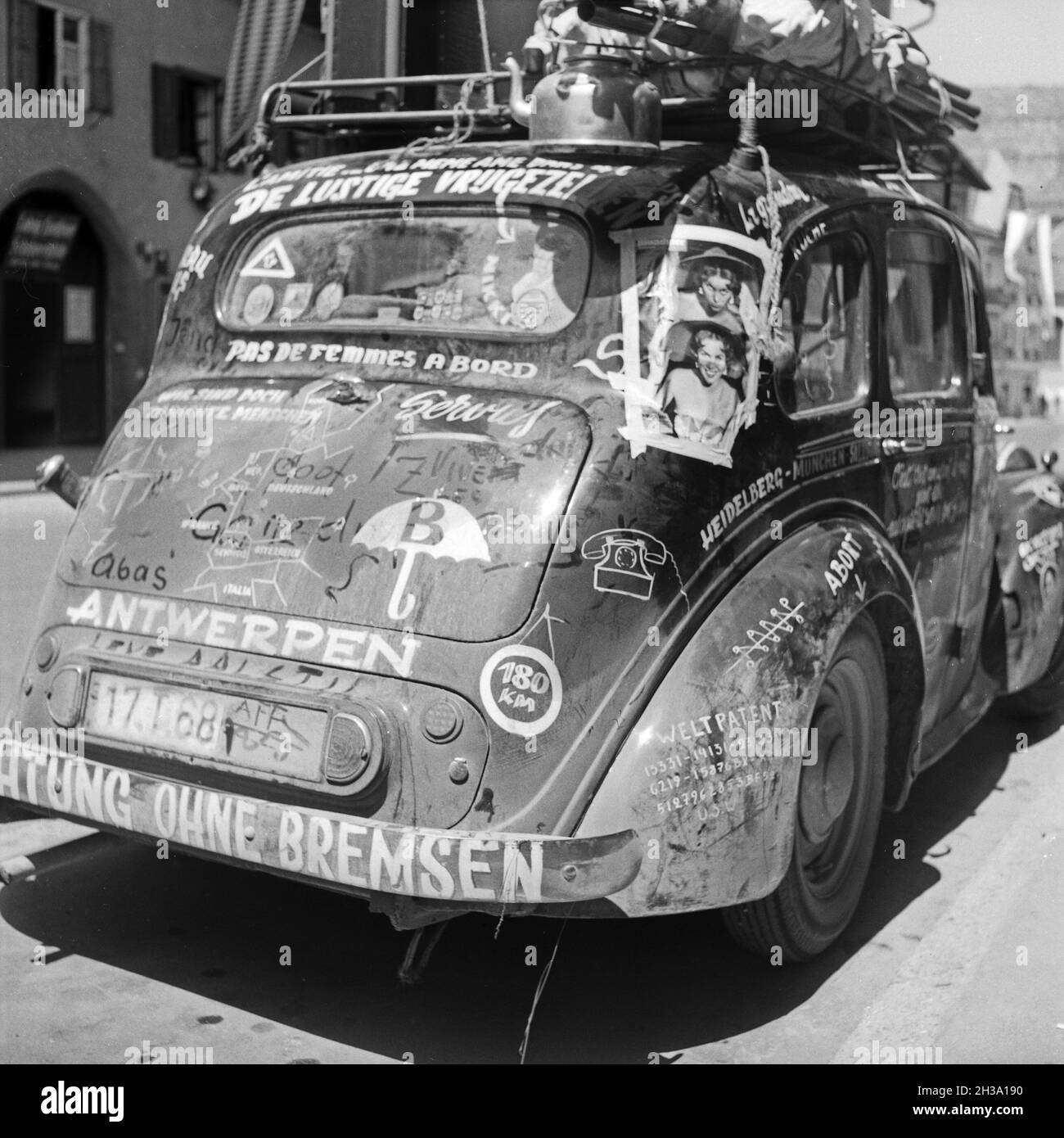 Ein kurioses Automobil wird bestaunt, Deutschland 1950er Jahre. Una macchina davvero strana, la Germania anni '50. Foto Stock