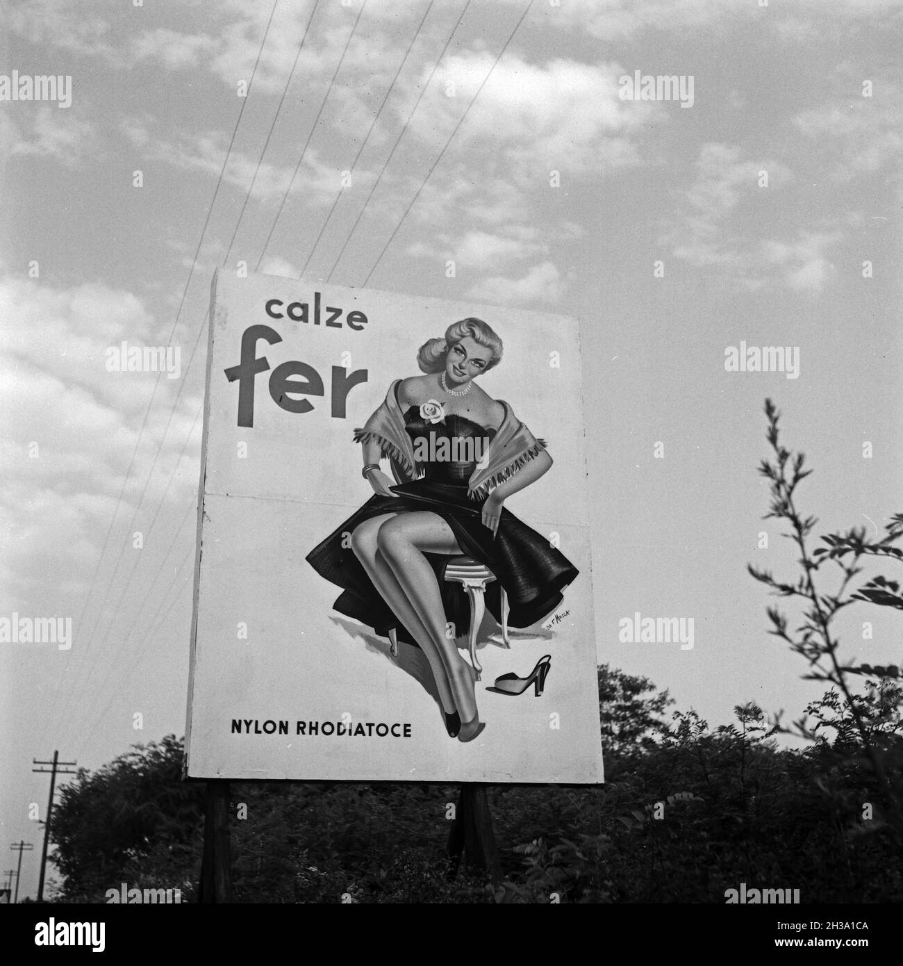 Werbeplakat für Nylonstrumpfhosen an der Autostrada von Mailand nach Navarra, Italien 1950er Jahre. Mostra pubblicitaria calze in nylon all'autostrada tra Milano e Navarra, Italia anni '50. Foto Stock