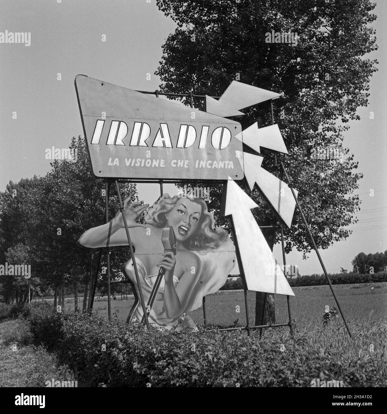 Werbeplakat für Irradio an der autostrade von Mailand nach Navarra, Italien 1950er Jahre. Mostra pubblicitaria Irradio all'autostrada tra Milano e Navarra, Italia anni '50. Foto Stock