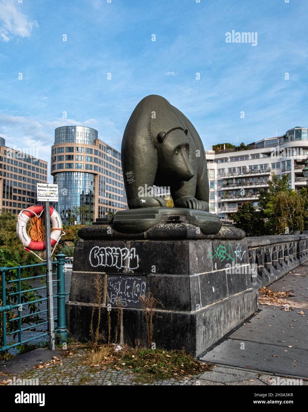 Berlin-Tiergarten,Mitte.Bear scultura su Moabiter Brücke.Moabit ponte sul fiume Sprea e moderni edifici per uffici Foto Stock