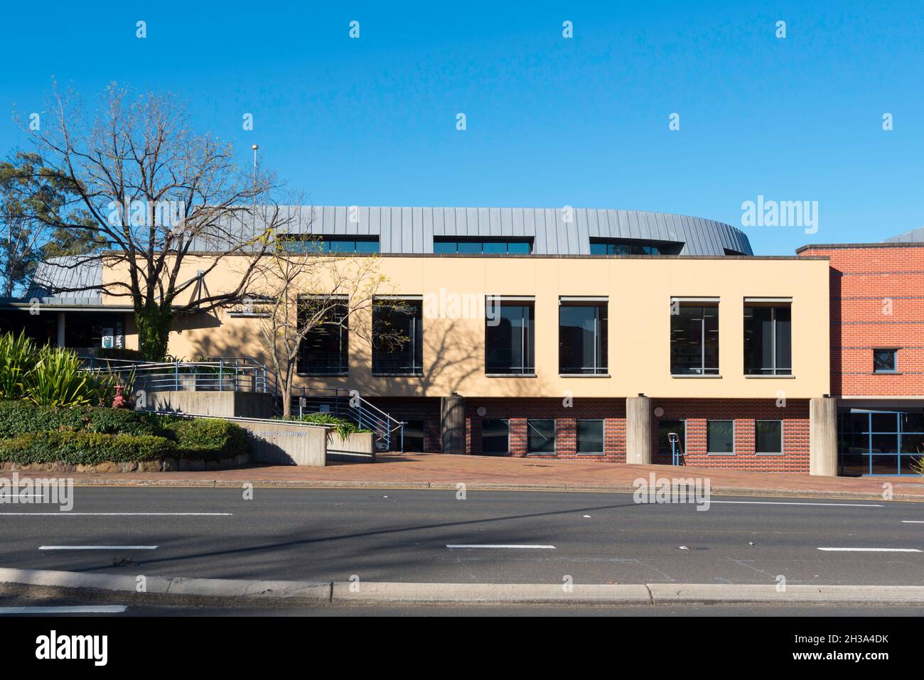 La biblioteca pubblica Post di design moderno a Gordon sulla sponda nord di Sydney nel nuovo Galles del Sud, Australia, con una rampa di accesso per disabili Foto Stock