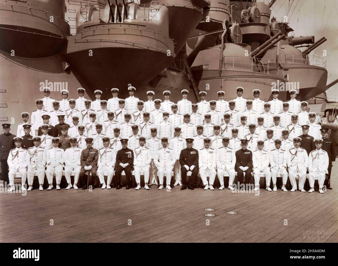 Imperatore Hirohito del Giappone (prima fila, centro), con ufficiali della Marina Imperiale Giapponese, a bordo della corazzata giapponese Musashi al largo della base navale di Yokosuka, 24 giugno 1943. L'ammiraglio Osami Nagano è sesto da sinistra in prima fila. Foto Stock