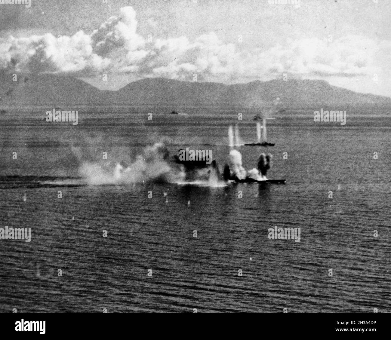 La corazzata giapponese Musashi sotto attacco da parte di aerei portaerei americani durante la battaglia del Golfo di Leyte Foto Stock