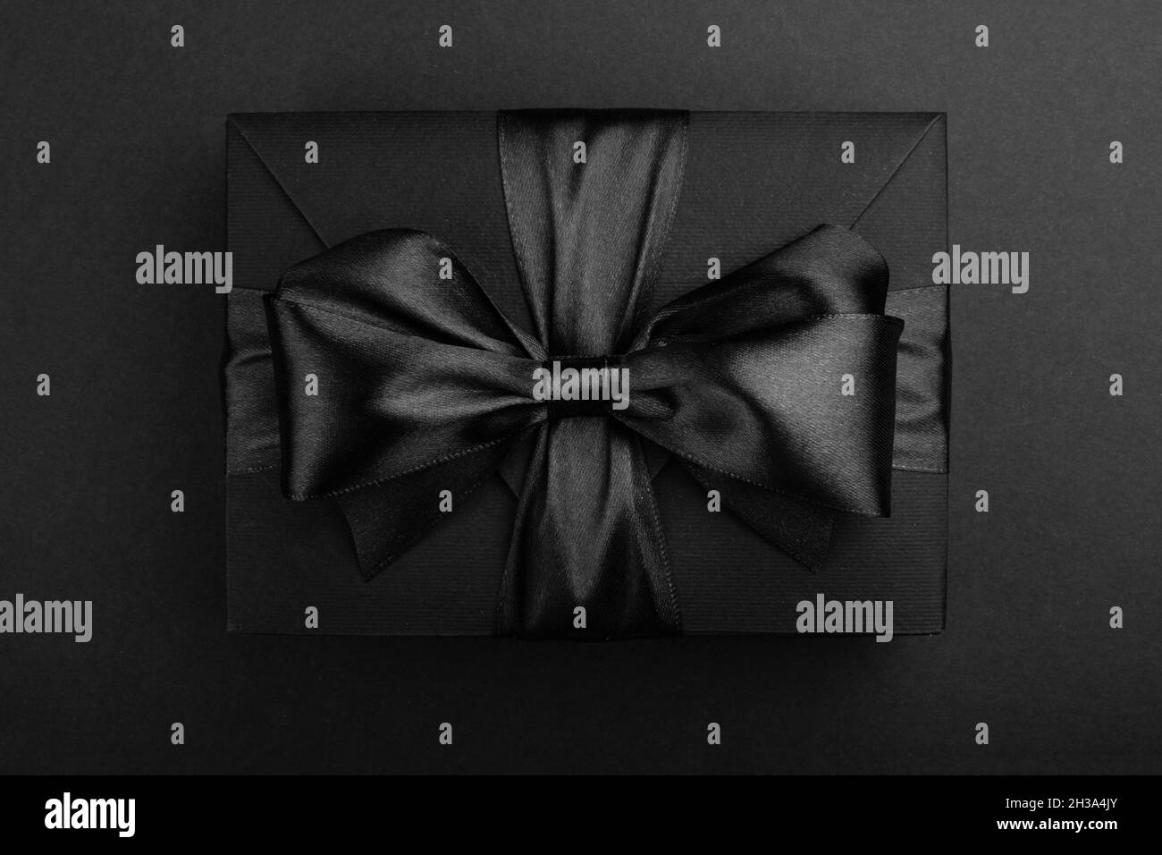 Confezione regalo Black friday con fiocco di nastro design concettuale nero Foto Stock