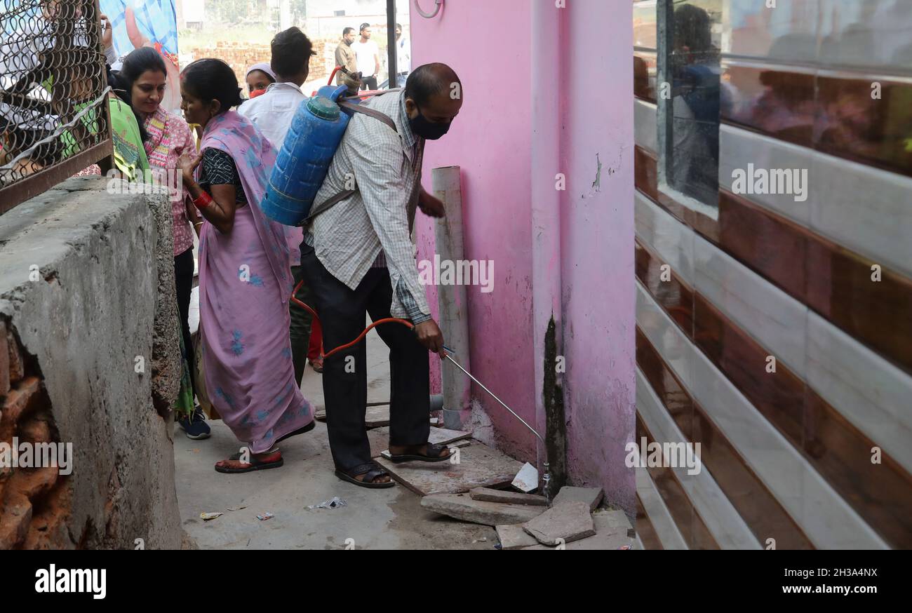 New Delhi, India. 27 ottobre 2021. Un lavoratore sanita una zona residenziale come misura precauzionale contro la diffusione della dengue come parte della campagna di appannamento a Shalimar Bagh. A Delhi sono stati segnalati 1,006 casi di dengue insieme a 154 casi di malaria e 73 casi di chikungunya, secondo i dati pubblicati dalla South Delhi Municipal Corporation. (Foto di Naveen Sharma/SOPA Images/Sipa USA) Credit: Sipa USA/Alamy Live News Foto Stock