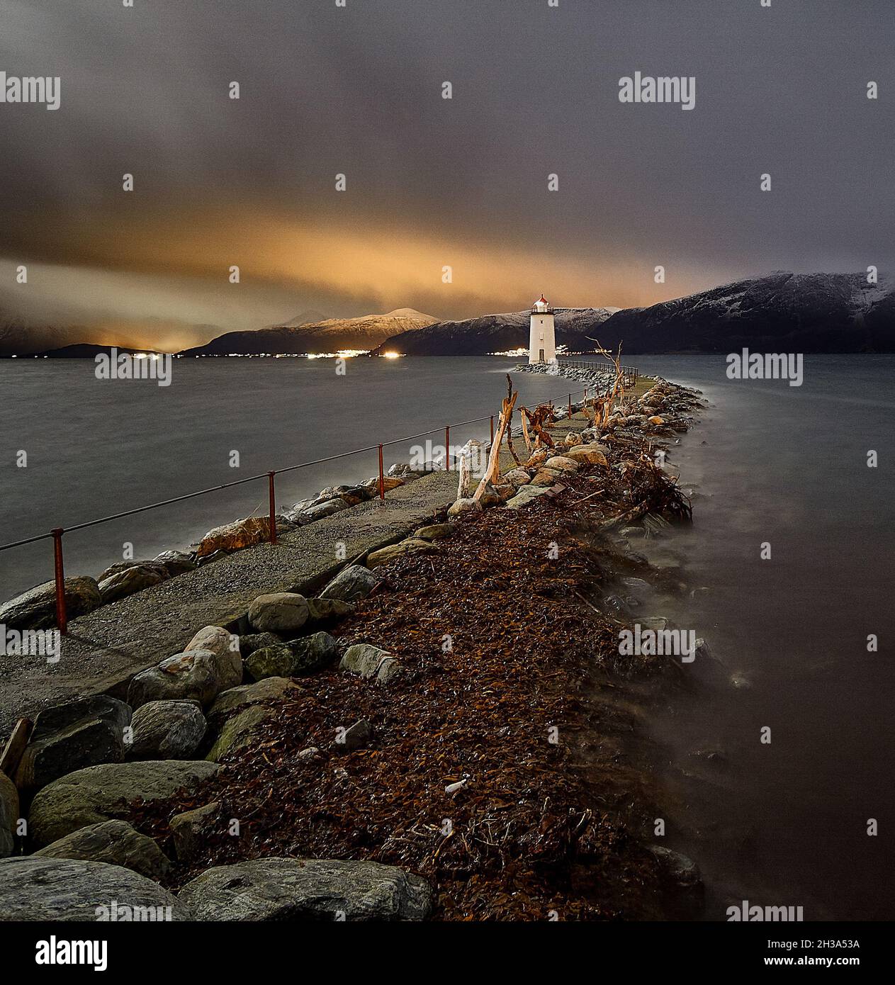Marea primaverile sul faro di Høgsteinen, Godøy, Norvegia Foto Stock